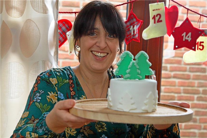 Zum Essen fast zu schade Eine Frau und ihr kreatives Hobby: Natalia Walfort und eine von ihr kunstvoll verzierte Torte.