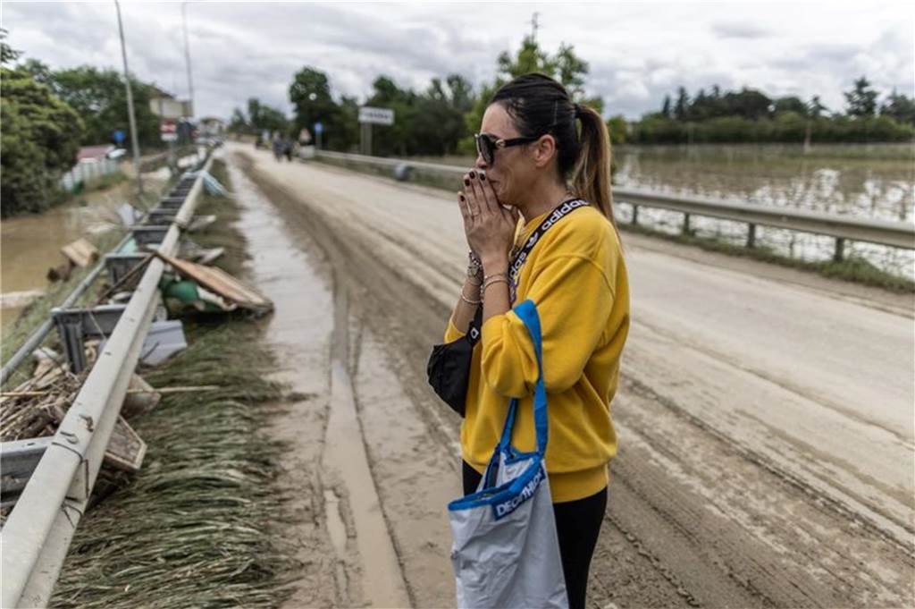 Überschwemmungen und schweres Unwetter in Italien: - Rund 900 Menschen evakuiert Eine Frau weint um ihr neu renoviertes Haus. Foto: Oliver Weiken/dpa