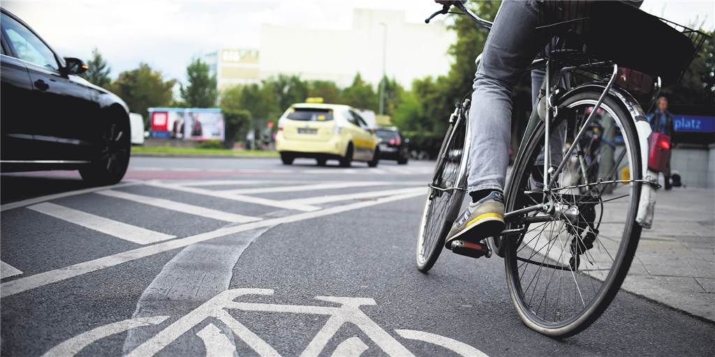 Welcher Risikofaktor ist größer? Alter oder Rücksichtslosigkeit? Ein Pedelecfahrer auf dem Radweg am Straßenrand.