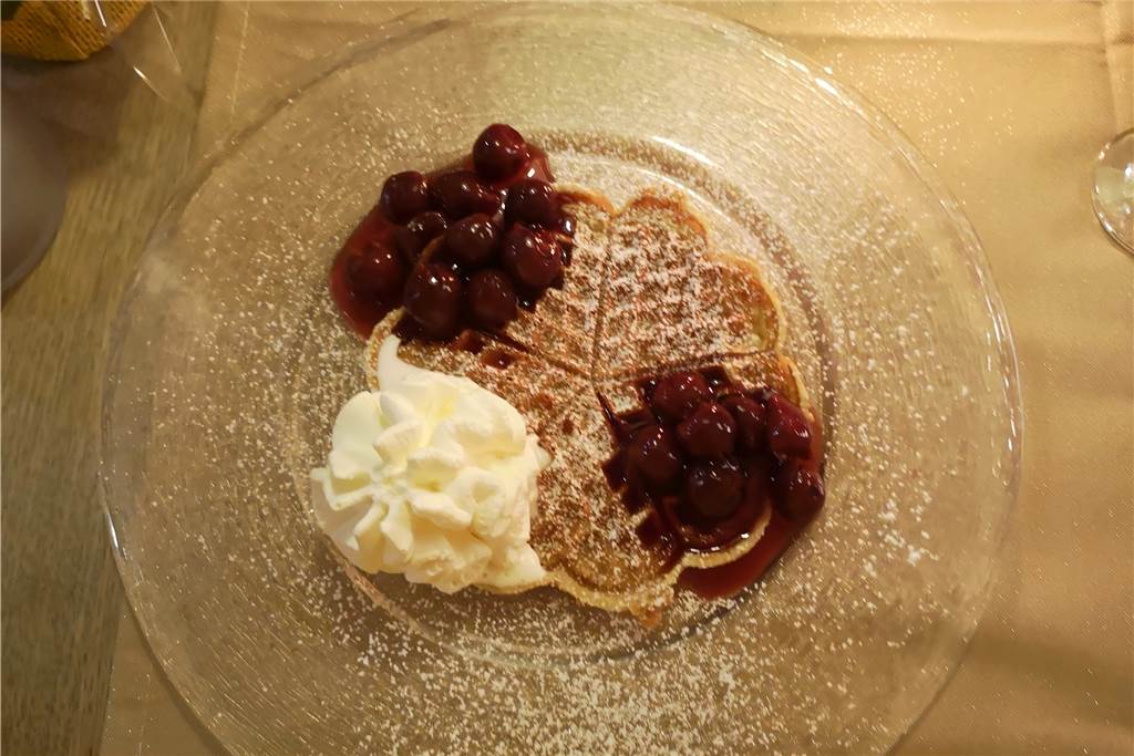 Im Restaurant Zum Yachthafen treffen sich Ausflügler im maritimen Flair Eine frische Quarkwaffel bildet einen süßen Abschluss im Restaurant „Zum Yachthafen“.