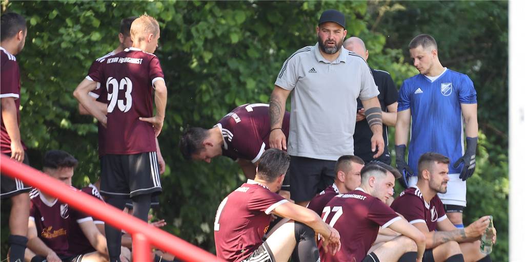 Jugend forscht: Fünf Youngster kommen von anderen Klubs zur SG Victoria/SF Eine Frischzellenkur bekommt in der Kreisliga A die SG Victoria/Sportfreunde mit Trainer Danny Jordan (graues Hemd) in der Saison 2022/23.