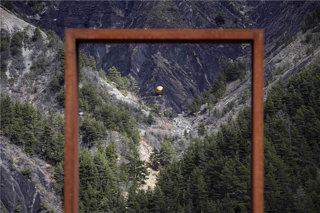 Gedenkfeier zehn Jahre nach Germanwings-Absturz: Bewegende Momente in den französischen Alpen Goldene Kugel an der Absturzstelle der Germanwings-Maschine in den französischen Alpen.