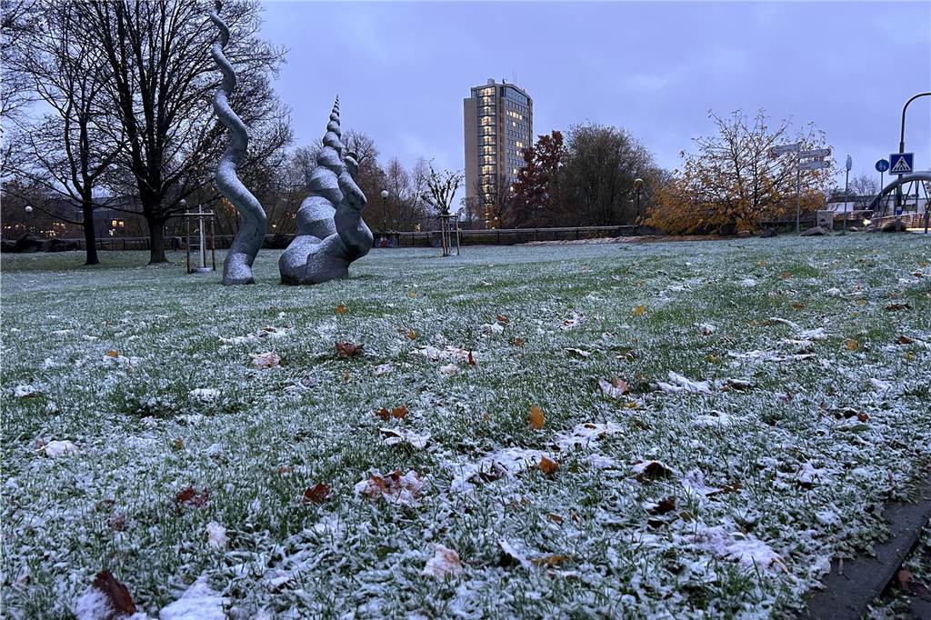 Park mit erster, leichter Schneeschicht