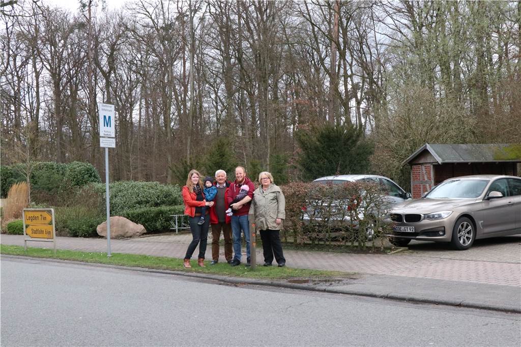 Büren: Zusammenhalt wird groß geschrieben, ohne eigenes Auto ist man aber aufgeschmissen Eine ganze Familie passt zwischen Schild und Wartehäuschen: Die Mitfahrerbank, das meinen auch die Exners, wird nicht gesehen und nicht wahrgenommen. Sie sei zu versteckt.