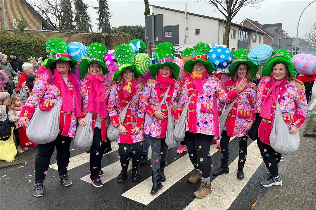 Eine ganze Tüte pinke Lollis beim Umzug in Olfen. 
