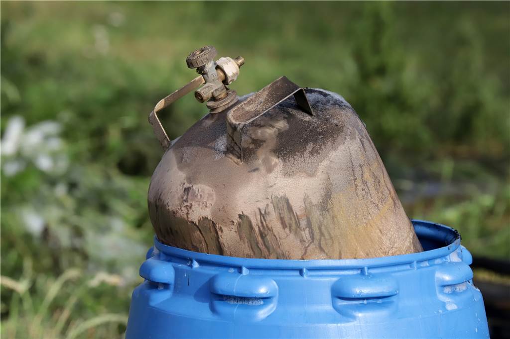 Einsatz mitten im Schützenfest: Pferdestall brennt in Wethmar Eine Gasflasche holte die Feuerwehr vom Dach des Stalls und kühlte sie in einer Regentonne.