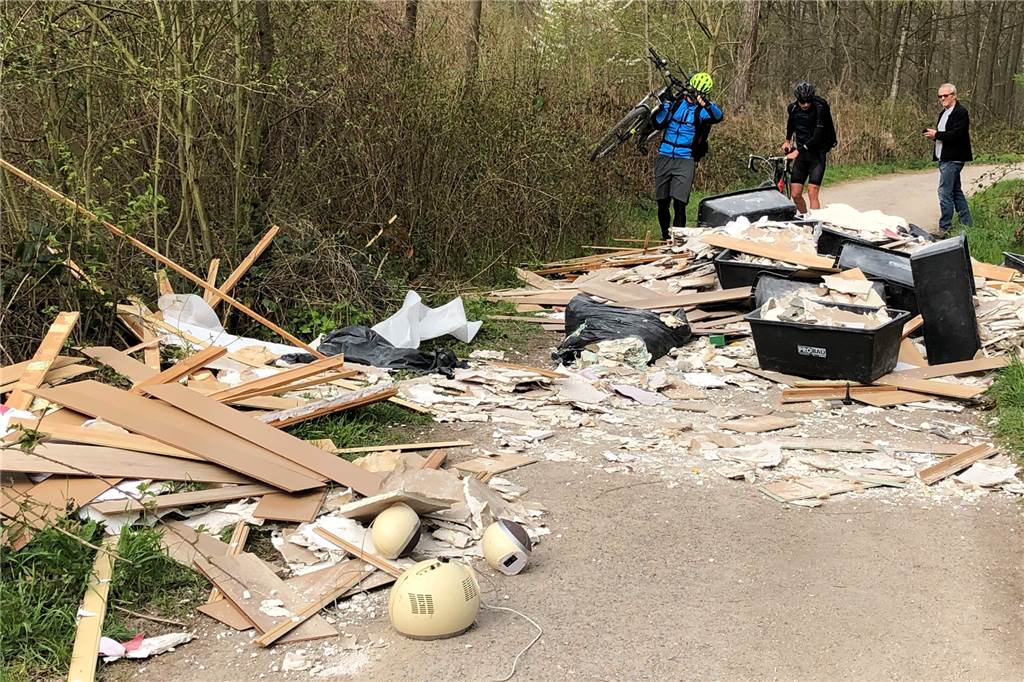 Unbekannte machen aus Spazierweg im Grutholz eine wilde Müllkippe Eine geballte Ladung Schutt im Grutholz, abgekippt auch deshalb, weil die Schranke nicht geschlossen war. Die Mountainbiker trugen ihre Räder über die Hindernisse.