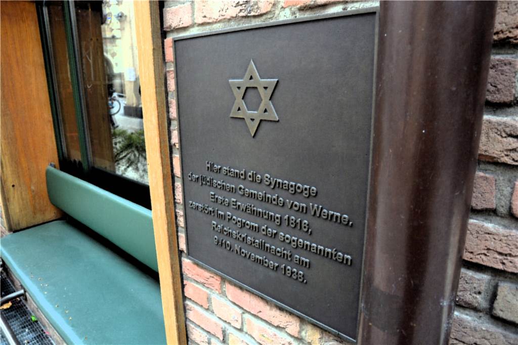 Gasse am Werner Marktplatz bekommt bald ganz besondere Bodenplatten Eine Gedenktafel - angebracht an der Außenwand der Gaststätte - erinnert heute an die ehemalige Synagoge am Werner Markt.