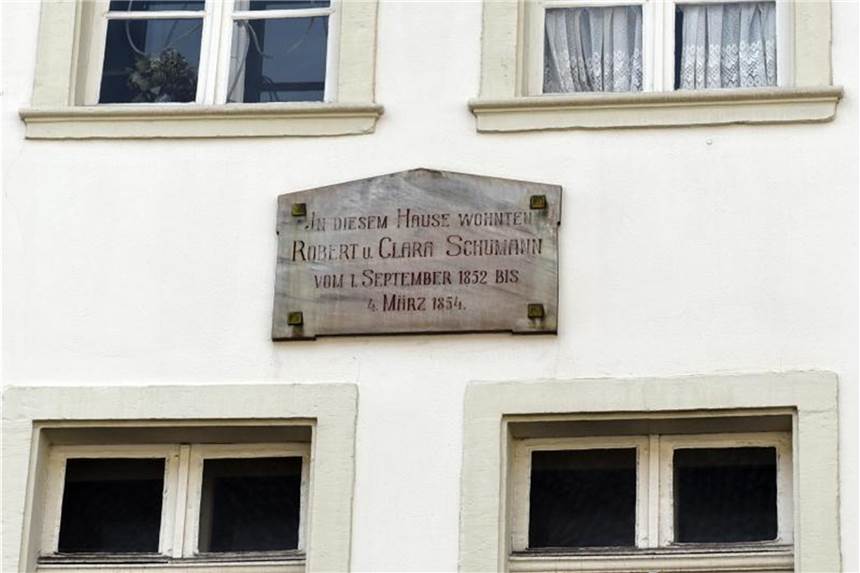 Eine Gedenktafel erinnert: „In diesem Haus wohnten Robert u. Clara Schumann vom 1. September 1852 bis 4. März 1854“. Foto: Horst Ossinger