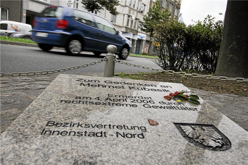 Familie Kubasik klagt gegen Thüringen Eine Gedenktafel in der Nordstadt erinnert an Mehmet Kubasik.