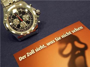 Eine gefälschte Uhr der schweizer Firma Breitling auf einer Pressekonferenz des Hauptzollamtes Dresden.