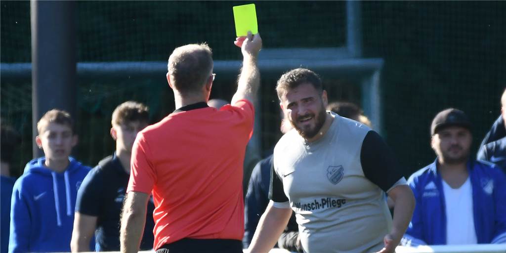 Aufstellungen, Torschützen, Platzverweise: So haben Castrop-Rauxels Fußballteams gespielt Eine Gelbe Karte sah Omar Demir (r) vom Bezirksligisten FC Frohlinde bei der 2:4-Niederlage gegen den Spitzenreiter FC Altenbochum.