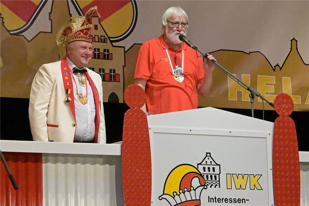 Michael Holtmann (55) ist aus dem Karneval nicht mehr wegzudenken Eine gelungene Veranstaltung war die Galasitzung 2024. Hier der Sitzungspräsident Holtmann (l.) mit Gottfried Forstmann vom Elferrat.