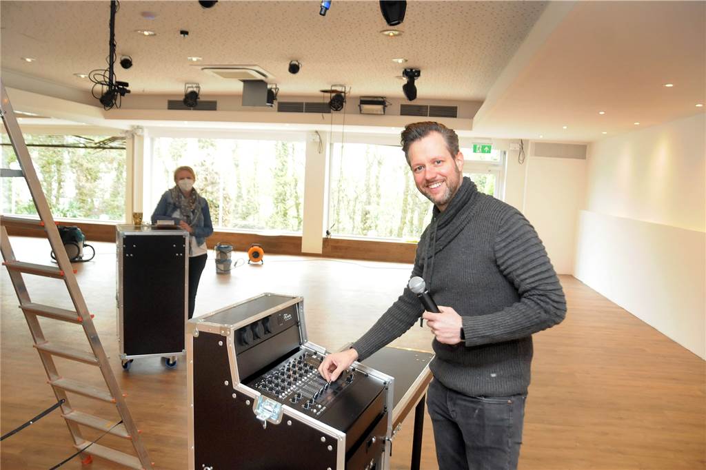 Erste Bilder zeigen die Tanzschule Thiele nach ihrem Komplettumbau Eine gemauerte DJ-Ecke ist nicht mehr erforderlich: Die fahrbare Box enthält alles, was der Tanzlehrer braucht. Beim Öffnen wird die Klappe als Tischplatte eingehängt, auf der ein Rechner mit Musik aufgestellt werden kann.