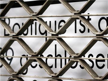 Eine geschlossene Boutique in Düsseldorf: Die Experten rechnen ab Spätherbst mit einem Anstieg der Firmenzusammenbrüche.