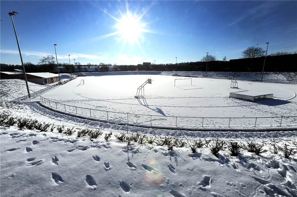 In Castrop-Rauxel: Eis und Schnee sorgten für über 300 Nachholspiele und bitteres Saisonende Eine geschlossene Schneedecke verhinderte 2013 mehrfach jedes Fußballspiel im Stadion an der Bahnhofstraße in Castrop-Rauxel.