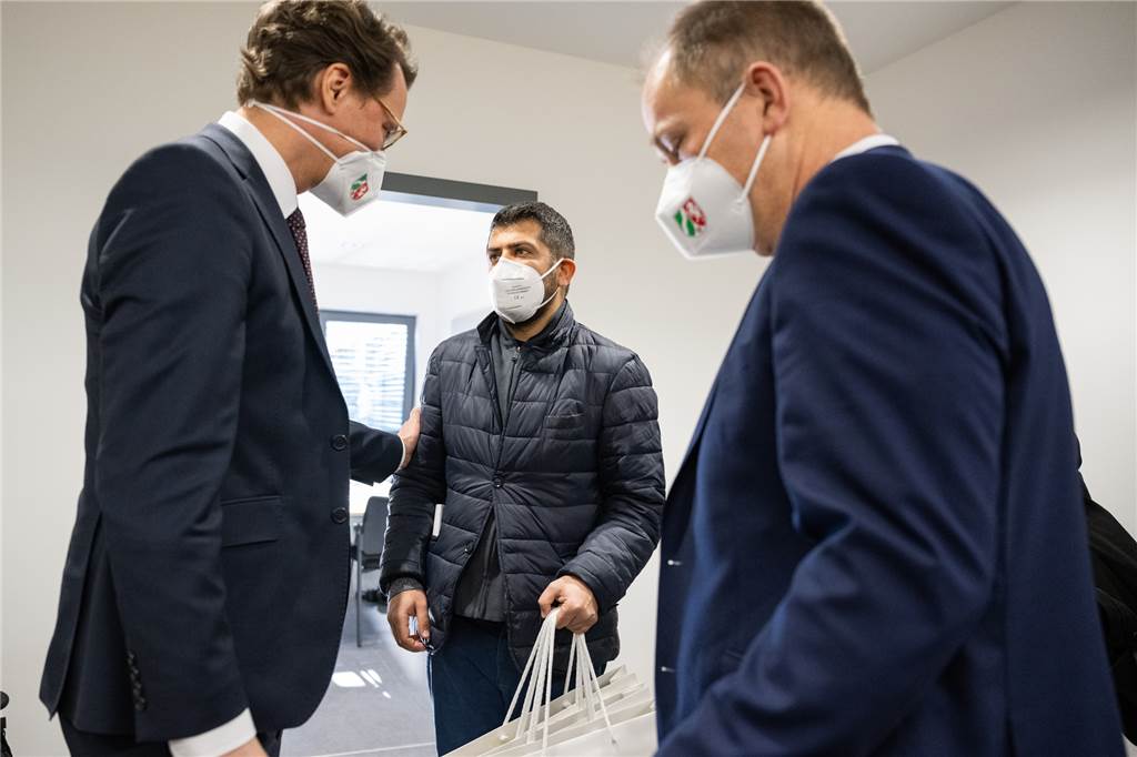 Ministerpräsident Wüst weint nach Gespräch mit Geflüchteten in Unna Eine Geste des Mitgefühls: Ministerpräsident Hendrik Wüst (l.) und Minister Dr. Joachim Stamp (r.) sagten den Flüchtlingen aus der Ukraine ihre Unterstützung zu.