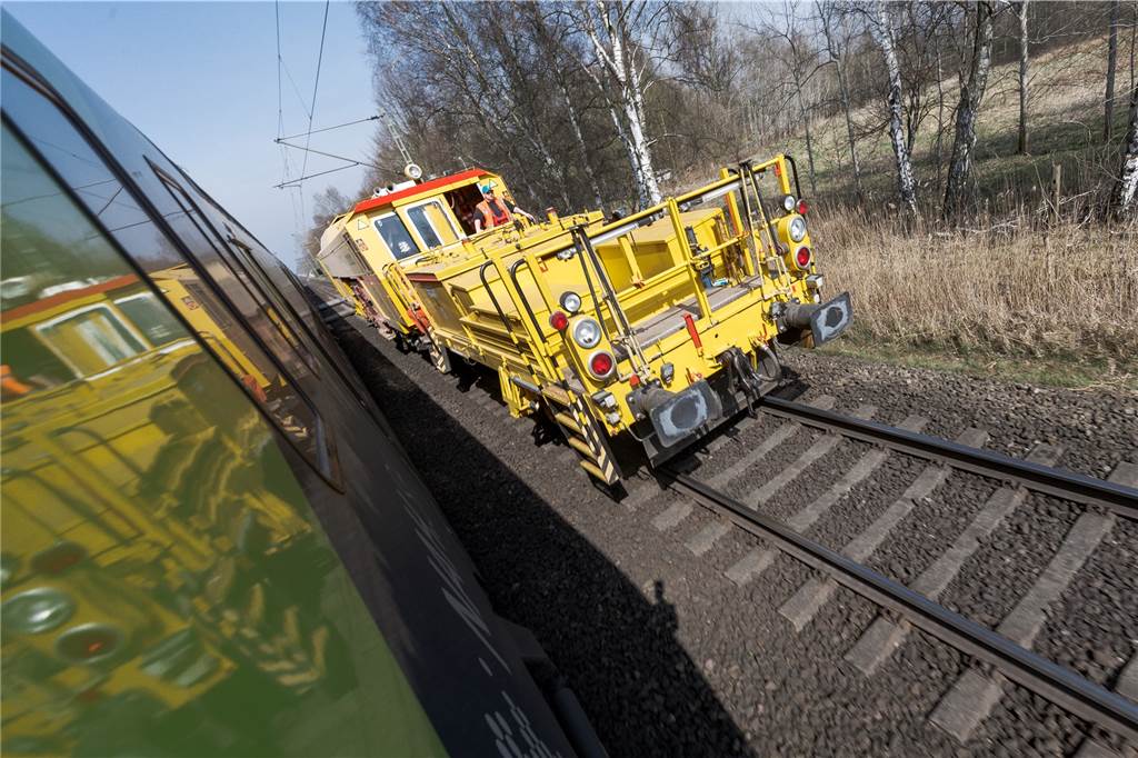 Die Woche in Werne: Gleisstopfmaschine, Kultur- und Sim-Jü-Planungen Eine Gleisstopfmaschine wie diese wird bald auf der Strecke der Eurobahn RB50 zwischen Dortmund und Münster zum Einsatz kommen. Hier stehen Nacharbeiten an, die unumgänglich sind, wie ein Bahnsprecher erklärt.