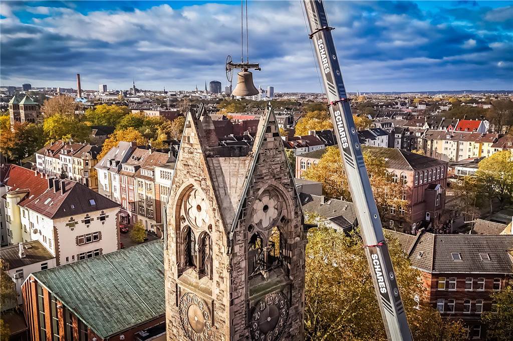 Eine Glocke des historischen Kirchturms über dem Himmel der Nordstadt