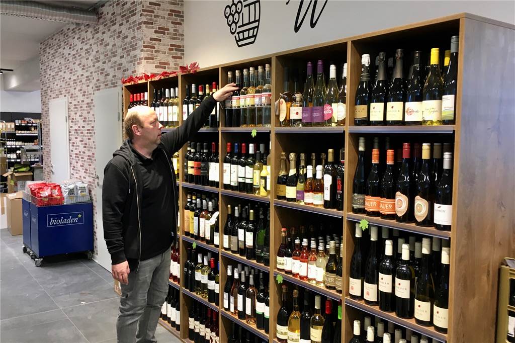 Neuer Bio-Markt eröffnet in Kirchhörde Eine große Auswahl an Bio-Weinen gehört zum Programm.
