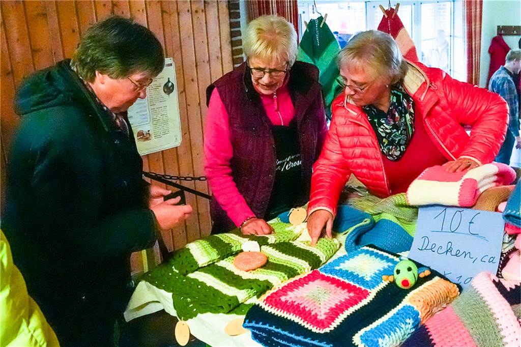 Eine große Auswahl an Weihnachtsdeko und an verschiedenen Speisen wurden den Besuchern des Weihnachtsmarkts in Ellewick geboten. Es war wieder ein geselliger Treffpunkt.