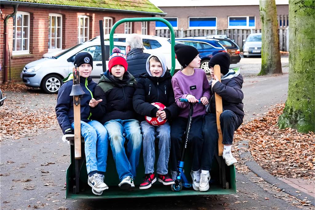 Eine große Auswahl an Weihnachtsdeko und an verschiedenen Speisen wurden den Besuchern des Weihnachtsmarkts in Ellewick geboten. Es war wieder ein geselliger Treffpunkt.