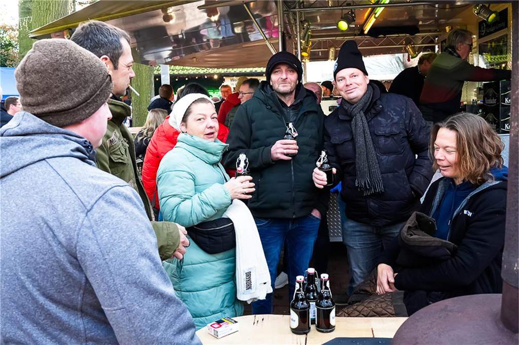 Eine große Auswahl an Weihnachtsdeko und an verschiedenen Speisen wurden den Besuchern des Weihnachtsmarkts in Ellewick geboten. Es war wieder ein geselliger Treffpunkt.