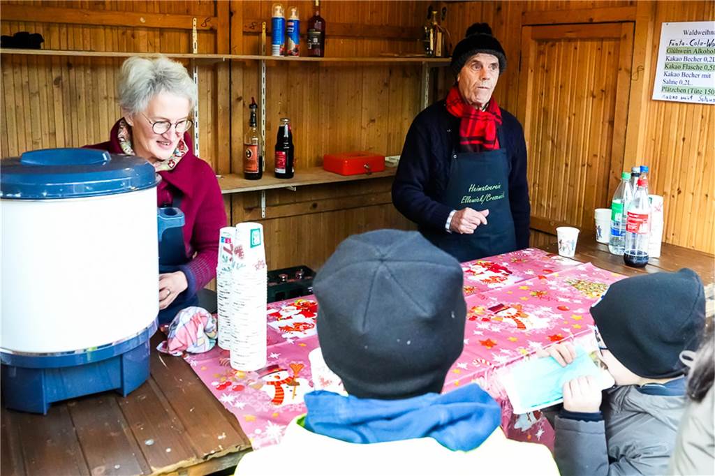 Eine große Auswahl an Weihnachtsdeko und an verschiedenen Speisen wurden den Besuchern des Weihnachtsmarkts in Ellewick geboten. Es war wieder ein geselliger Treffpunkt.