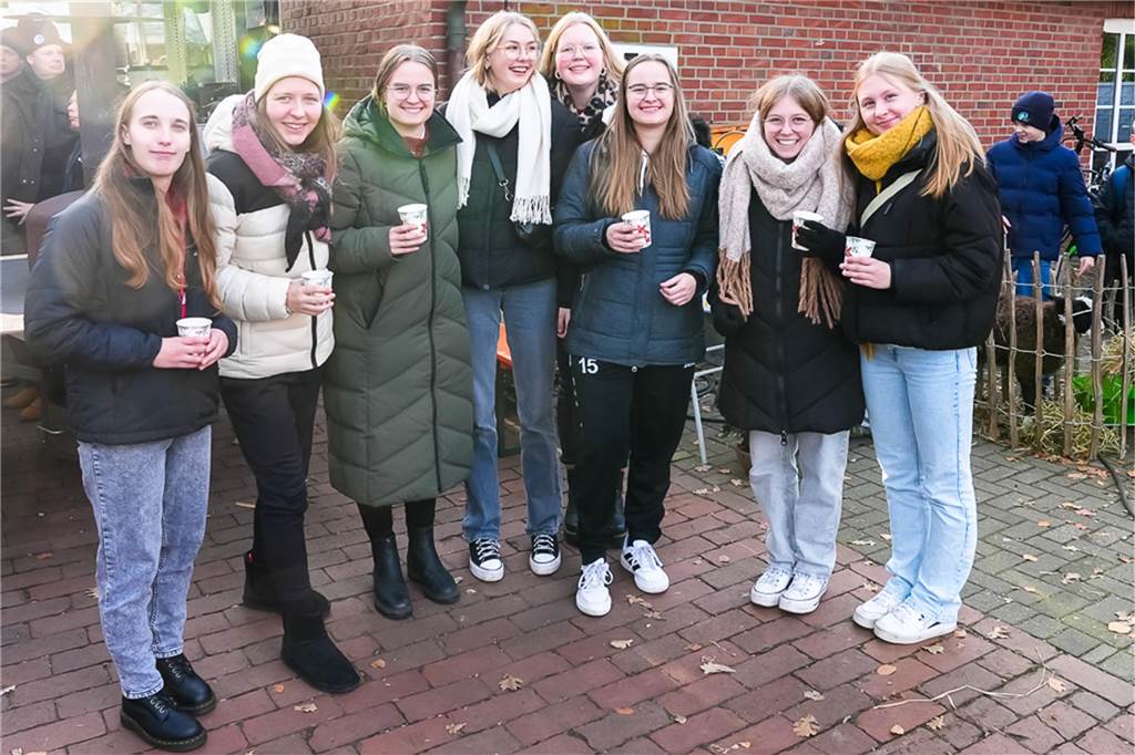 Eine große Auswahl an Weihnachtsdeko und an verschiedenen Speisen wurden den Besuchern des Weihnachtsmarkts in Ellewick geboten. Es war wieder ein geselliger Treffpunkt.