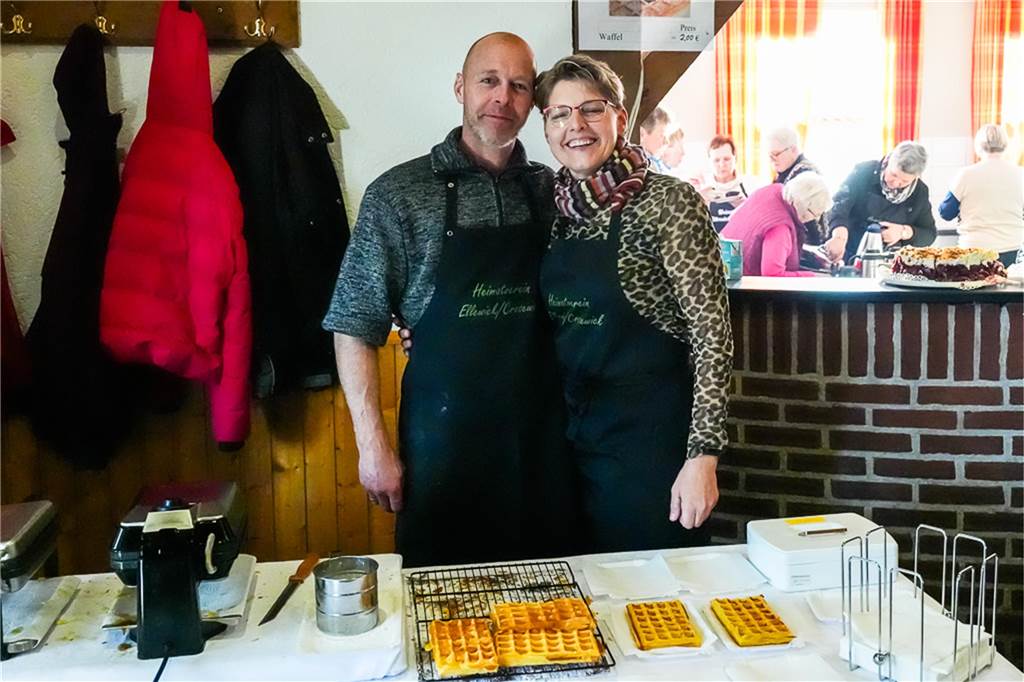 Eine große Auswahl an Weihnachtsdeko und an verschiedenen Speisen wurden den Besuchern des Weihnachtsmarkts in Ellewick geboten. Es war wieder ein geselliger Treffpunkt.