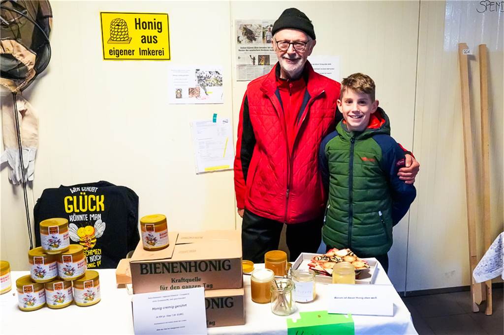 Eine große Auswahl an Weihnachtsdeko und an verschiedenen Speisen wurden den Besuchern des Weihnachtsmarkts in Ellewick geboten. Es war wieder ein geselliger Treffpunkt.