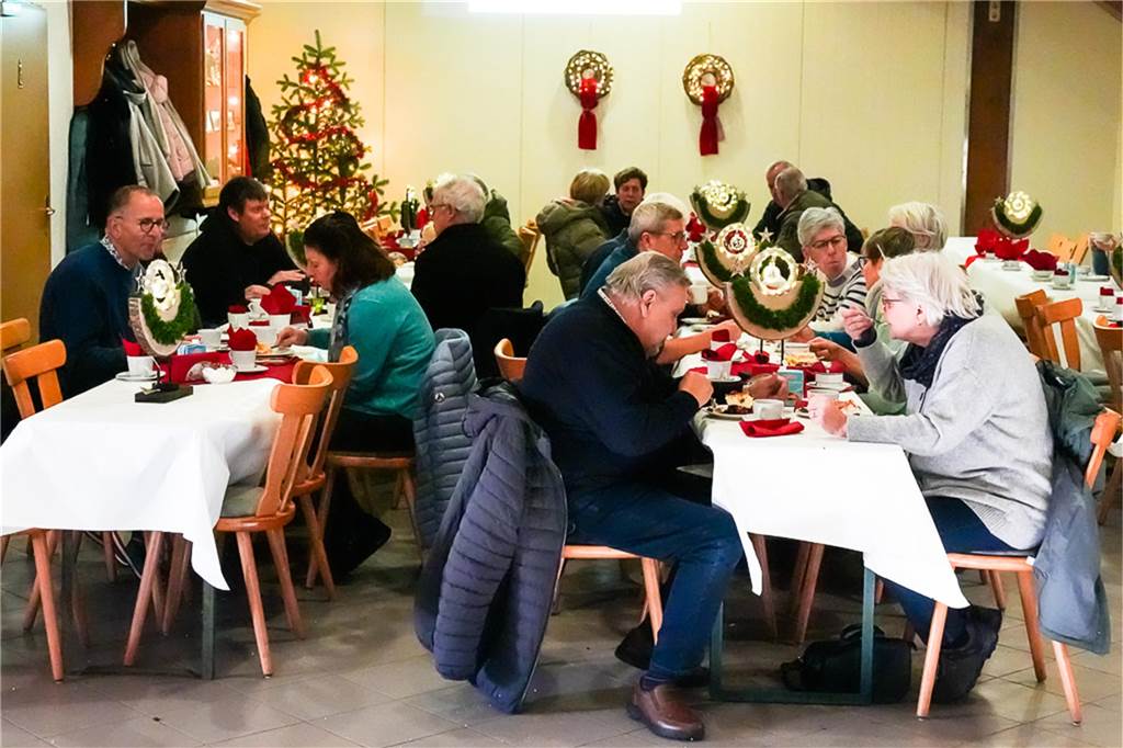 Eine große Auswahl an Weihnachtsdeko und an verschiedenen Speisen wurden den Besuchern des Weihnachtsmarkts in Ellewick geboten. Es war wieder ein geselliger Treffpunkt.