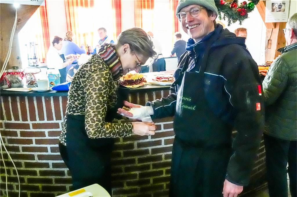 Eine große Auswahl an Weihnachtsdeko und an verschiedenen Speisen wurden den Besuchern des Weihnachtsmarkts in Ellewick geboten. Es war wieder ein geselliger Treffpunkt.