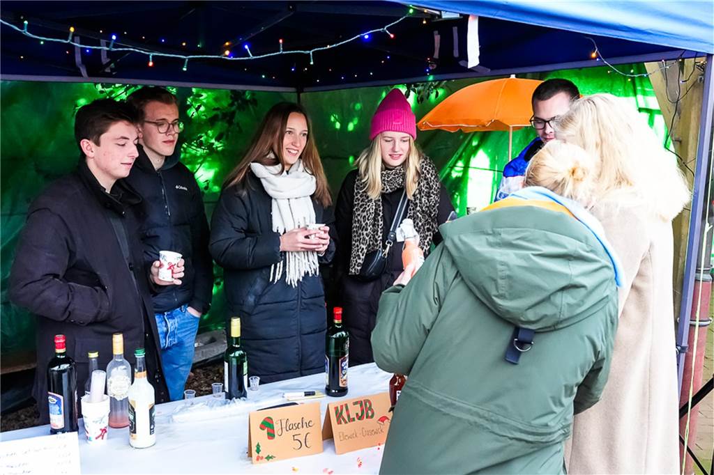Eine große Auswahl an Weihnachtsdeko und an verschiedenen Speisen wurden den Besuchern des Weihnachtsmarkts in Ellewick geboten. Es war wieder ein geselliger Treffpunkt.