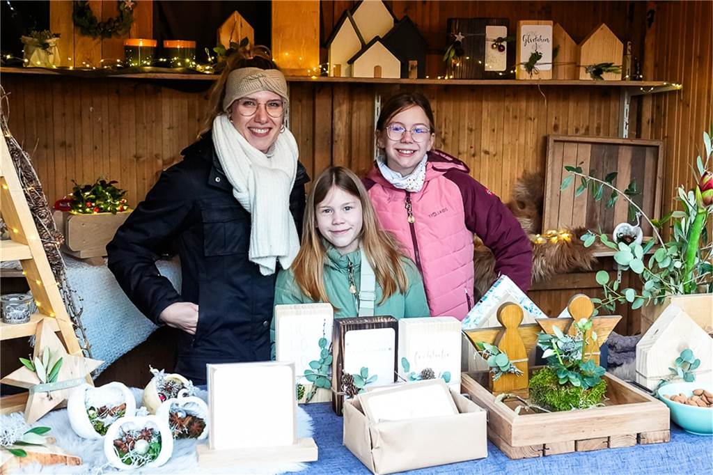 Eine große Auswahl an Weihnachtsdeko und an verschiedenen Speisen wurden den Besuchern des Weihnachtsmarkts in Ellewick geboten. Es war wieder ein geselliger Treffpunkt.
