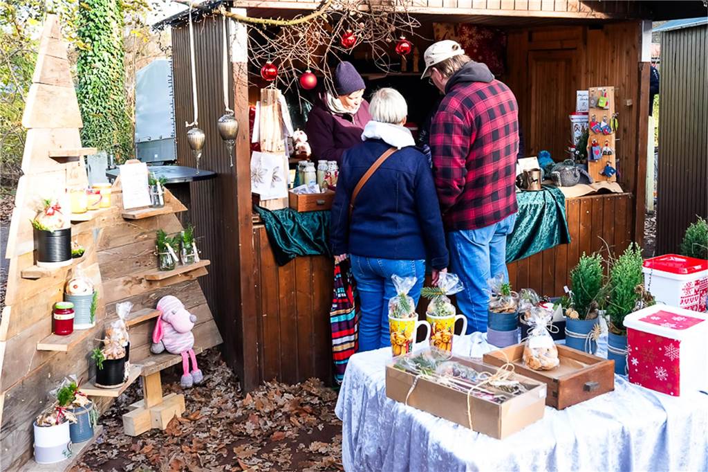 Eine große Auswahl an Weihnachtsdeko und an verschiedenen Speisen wurden den Besuchern des Weihnachtsmarkts in Ellewick geboten. Es war wieder ein geselliger Treffpunkt.