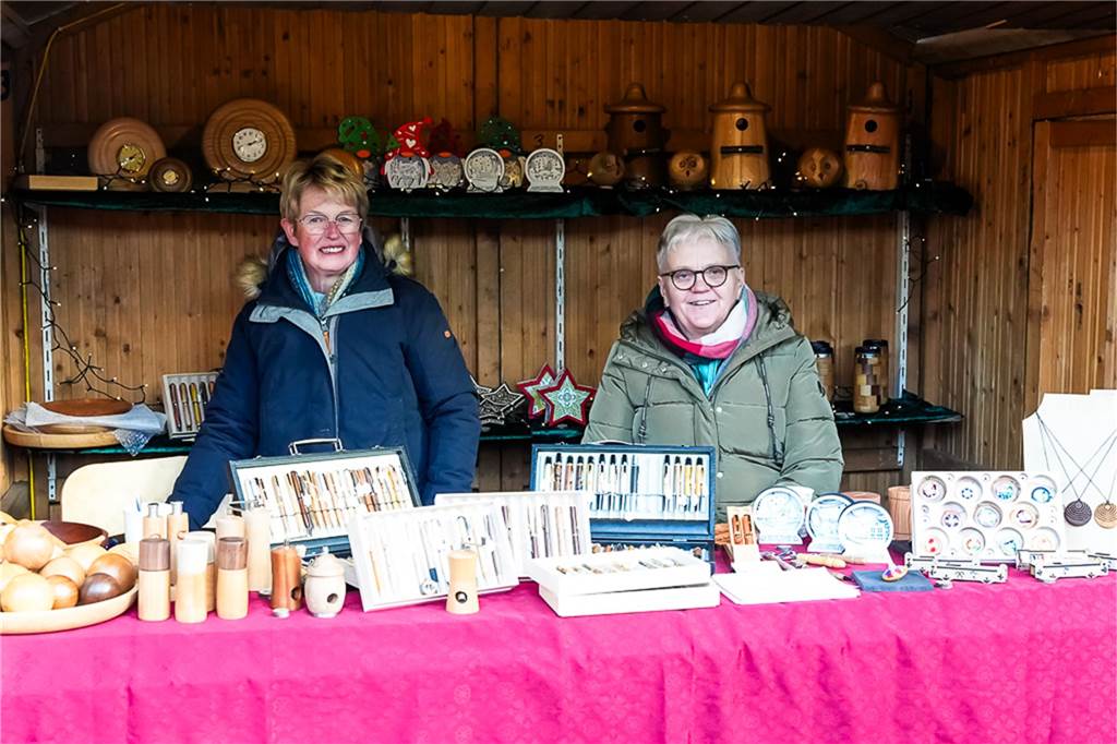 Eine große Auswahl an Weihnachtsdeko und an verschiedenen Speisen wurden den Besuchern des Weihnachtsmarkts in Ellewick geboten. Es war wieder ein geselliger Treffpunkt.