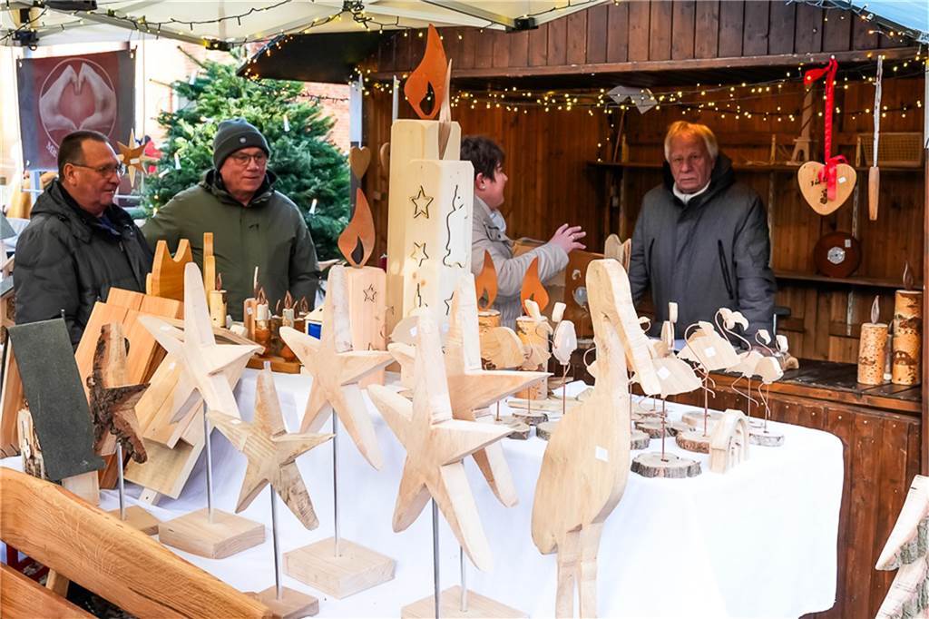 Eine große Auswahl an Weihnachtsdeko und an verschiedenen Speisen wurden den Besuchern des Weihnachtsmarkts in Ellewick geboten. Es war wieder ein geselliger Treffpunkt.