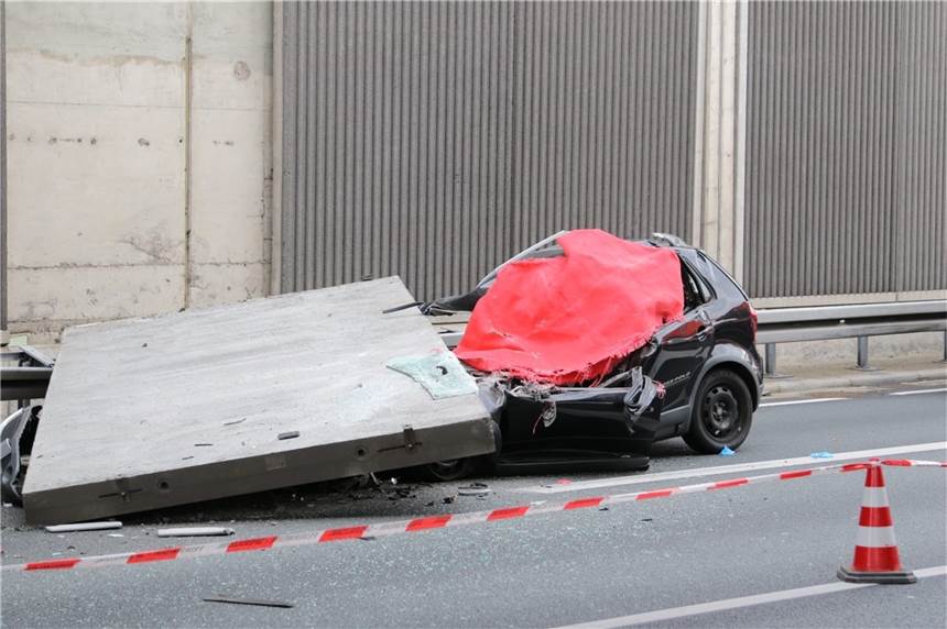 Herabgefallene Betonplatte auf A3 - Staatsanwaltschaft ermittelt Eine große Betonplatte einer Lärmschutzwand stürzte auf der Autobahn 3 bei Köln auf einen Wagen und tötete eine Autofahrerin.