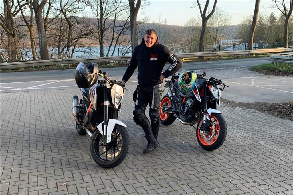 Trauer um Rettungssanitäter David: „Er hat viele Leben gerettet“ David steht vor seinem Motorrad