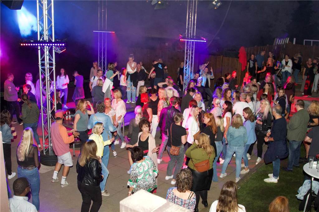 DJ Firestarter legt bei Tante Amanda auf: Wir verlosen 5x2 Tickets Eine große Party im Biergarten feierten Freunde der Dortmunder Firestarter-Serie, die seit über 20 Jahren ihren Namen in der Stadt hat. Zu Alternative und Rock ließ es sich am Samstagabend (26.08.2023) bis tief in die Nacht perfekt tanzen.