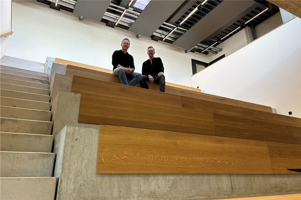 Arbeitswelt der Zukunft: Wie Kemper und Thies das Büro neu denken Eine große Treppe erlaubt es Kemper und Besuchern in der sogenannten Townhall einer großen Anzahl von Menschen bei Vorträgen oder anderen Formaten einen Sitzplatz zu ermöglichen.