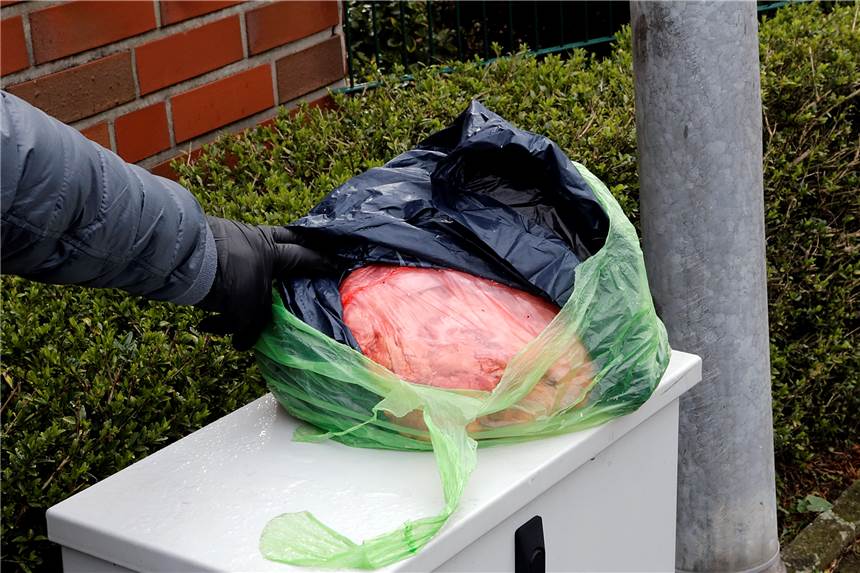 Eine Anwohnerin machte am Breitenweg in Haltern einen ziemlich unappetitlichen Fund Eine große Tüte mit Fleischabfällen fand eine Anwohnerin am Breitenweg.