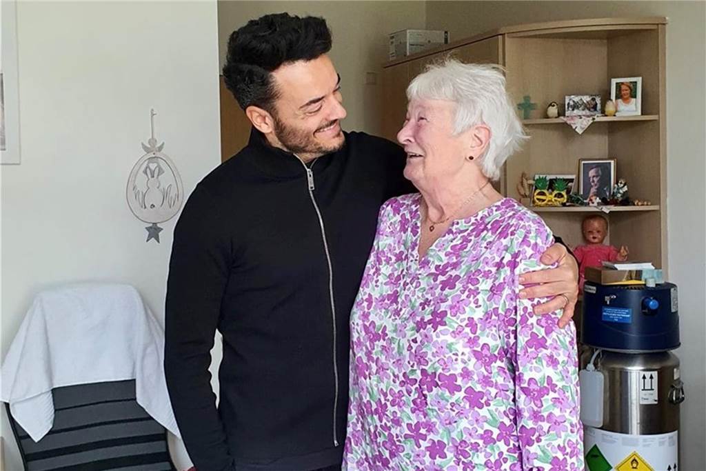 Abschied vom Hospiz: Uschi Pathmann stirbt nicht und musste nun gehen Giovanni Zarrella steht im Hospiz in Recklinghausen neben Uschi Pathmann legt einen Arm um sie.