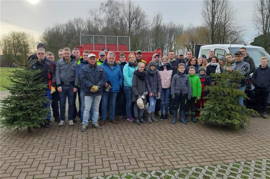 Eine große und gemeinsame Weihnachtsbaumaktion wie hier 2020 in Wessum muss in diesem Jahr natürlich ausfallen. Die Bäume werden von den Verbänden in den Orten dennoch eingesammelt. Bei der Spendensammlung gibt es unterschiedliche Ansätze.
