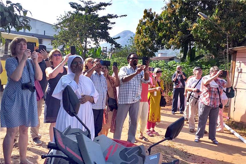 Schwerter Verein ermöglicht indischem Krankenhaus eine Brandschutzanlage Eine Gruppe des Schwerter Vereins am Morning-Star-Hospital in Adimali, wo sie weitere Bäume im Außenbereich pflanzten und die Inbetriebnahme der Sprinkler-Anlage beobachteten.