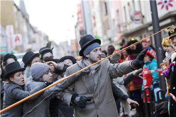 Eine Gruppe kostümierter Karnevalisten bei dem Rosenmontagszug. Foto: Rolf Vennenbernd