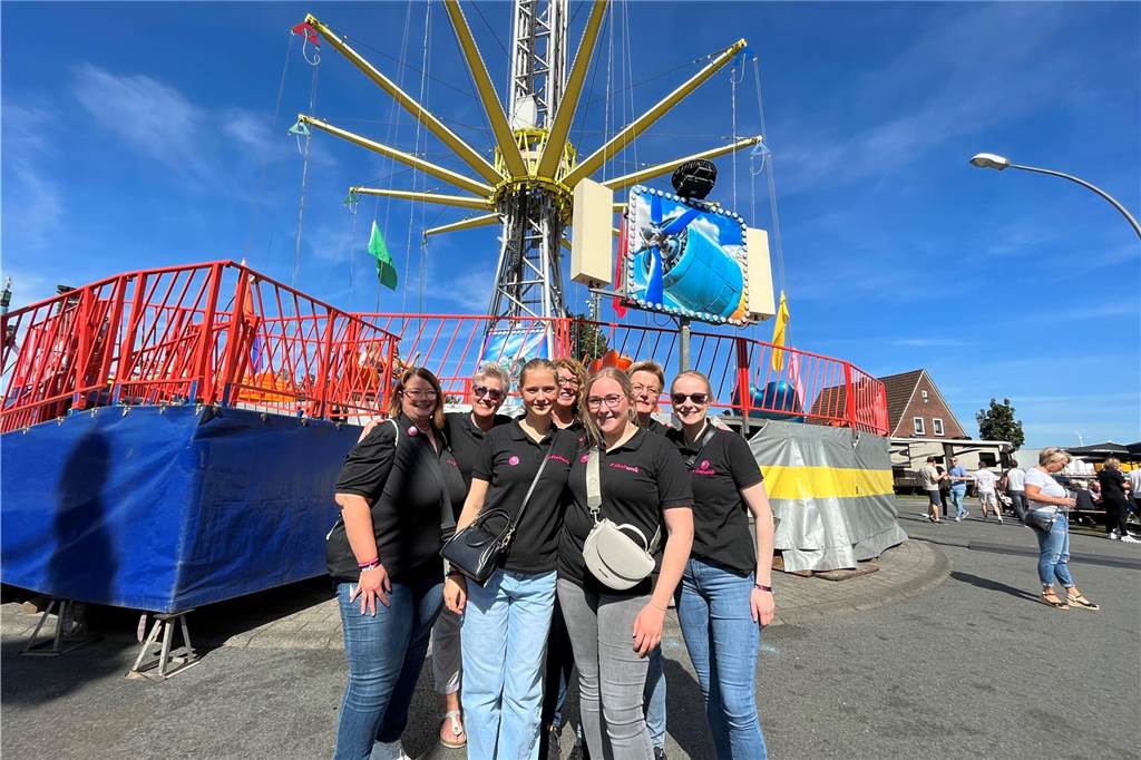 Letzter Tag auf der Kirmes : Das erleben Gäste am Montag Eine Gruppe junger Frauen steht vor dem großen Kettenkarussell auf der Vredener Kirmes.