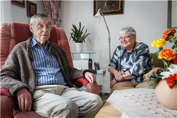 Eine Gruppe von Helden rettete Henner Aff (81). Nun danken er und seine Frau Ursula den Lebensrettern.