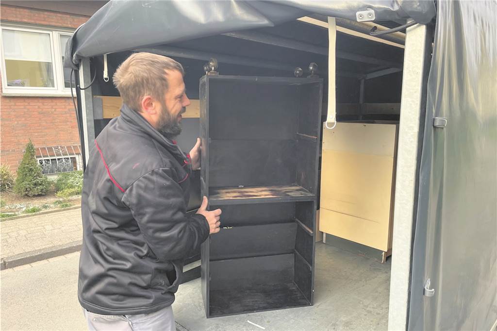 Helfer krempeln für Senioren in Müll-Wohnung spontan die Ärmel hoch René Böhm belädt schon zum zweiten Mal seinen Anhänger mit Sperrmüll und Gerümpel aus dem vermüllten Keller.